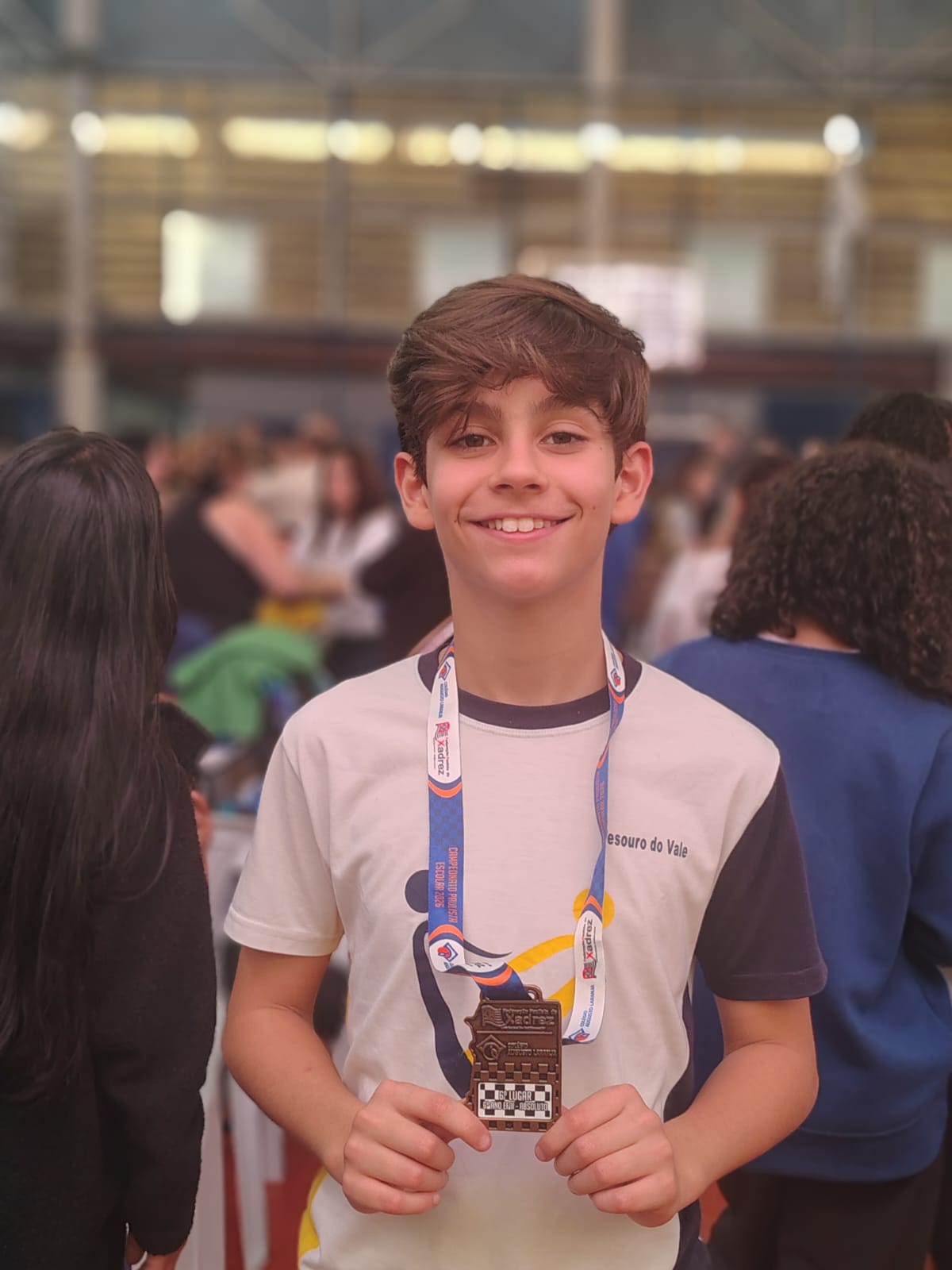 Arthur Prado com a medalha do Campeonato Paulista Escolar de Xadrez