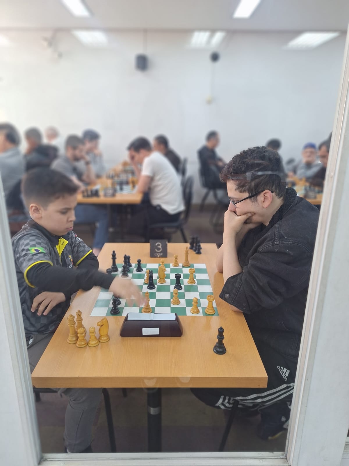 Rúben Yokoyama durante partida no Clube de Xadrez de São Paulo