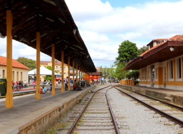 Antiga estação ferroviária de Jacareí com trilhos e plataforma