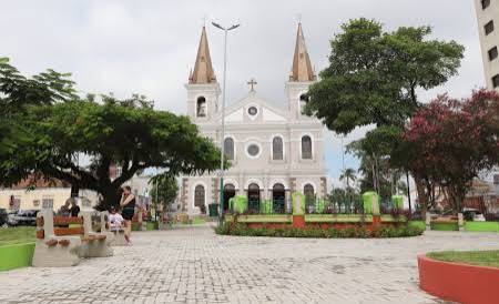 Praça central de Jacareí com a igreja matriz ao fundo