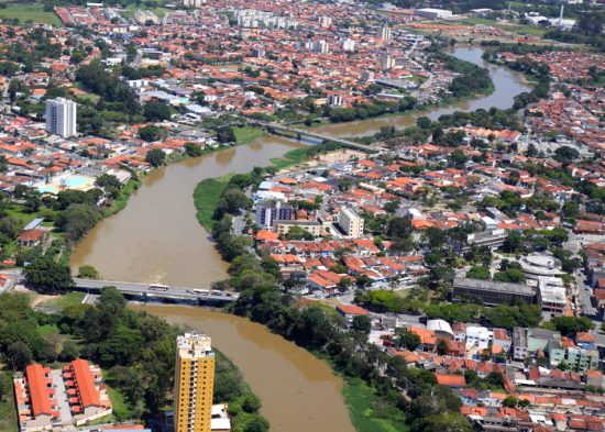 Vista panorâmica de Jacareí com o Rio Paraíba do Sul cortando a cidade