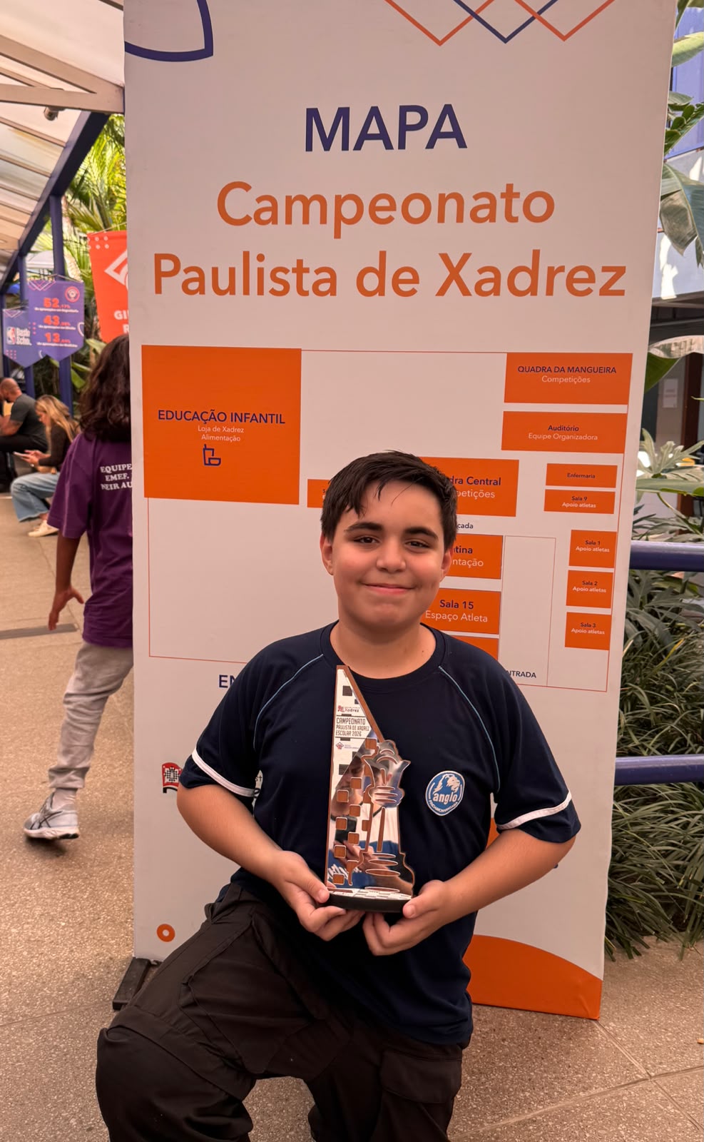 Miguel Andrade com o troféu do Campeonato Paulista Escolar de Xadrez